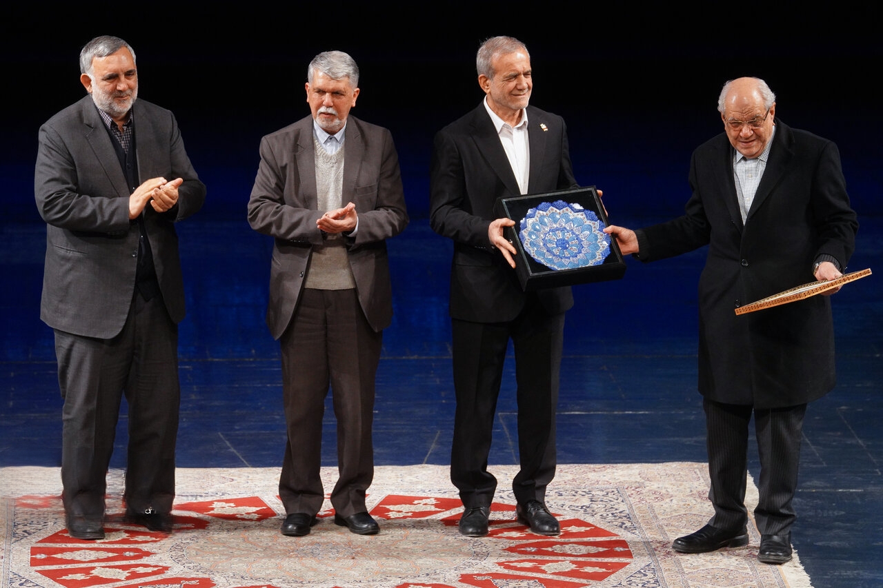 جایزه کتاب سال برگزیدگان خود را شناخت