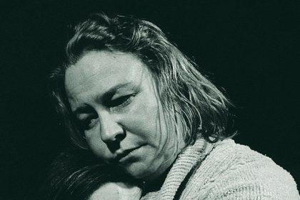 گل‌های همیشه بهار بر روی ماه؛ یادداشتی بر نمایشنامه‌ی «اثر پرتوهای گاما بر روی گل‌های همیشه ‌بهار ساکنین کره ماه»